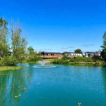 Holiday home Lakefront 5 Star Country Park Fishing Lakes Near York Free Parking