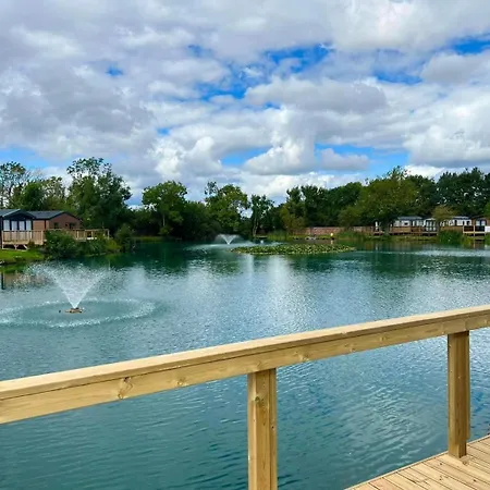 Lakefront 5 Star Country Park Fishing Lakes Near York Free Parking Holiday home *