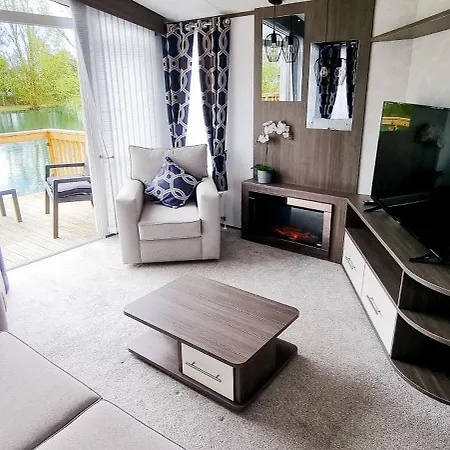 Lakefront 5 Star Country Park Fishing Lakes Near York Free Parking Holiday home Malton