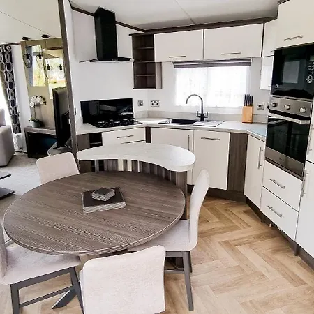 Lakefront 5 Star Country Park Fishing Lakes Near York Free Parking * מאלטון